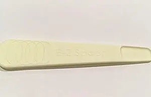 A white plastic spoon with the word " eat spoons ".