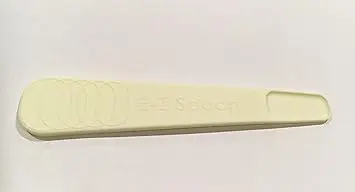 A white plastic spoon with the word " eat spoons ".